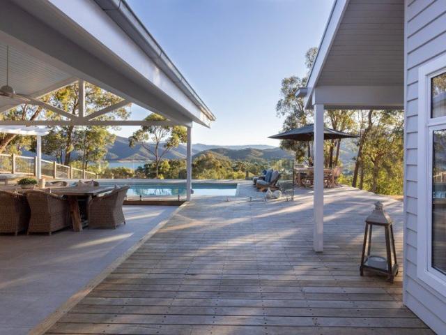 A Luxury Retreat Above Lake Eildon