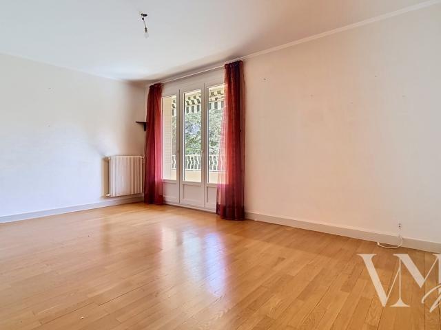À la limite d'Écully T4 de 80 m2 avec balcon plein Sud, parking et garage possible