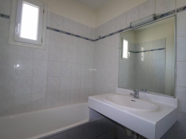 a la location 13013 marseille / limite allauch type 2 de 56 m² avec terrasse proche des commerces