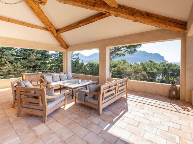 À la Presqu’île de Cassis, bastide moderne de très grand lux. 202m² Cassis