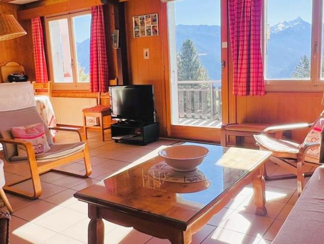 À LA SEMAINE: Magnifique chalet de 3.5 pièces rénové Très spacieux et lumineux Vue splendide