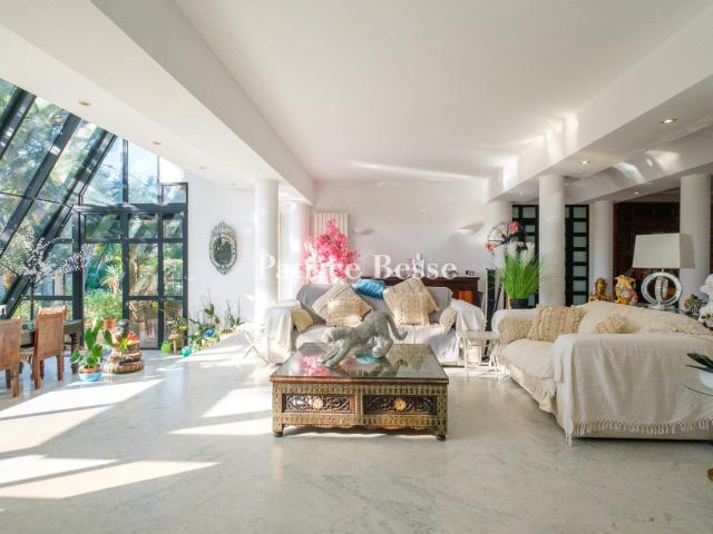 À La Seyne sur Mer, une grande maison d'architecte en positi. 370m² La Seyne sur Mer