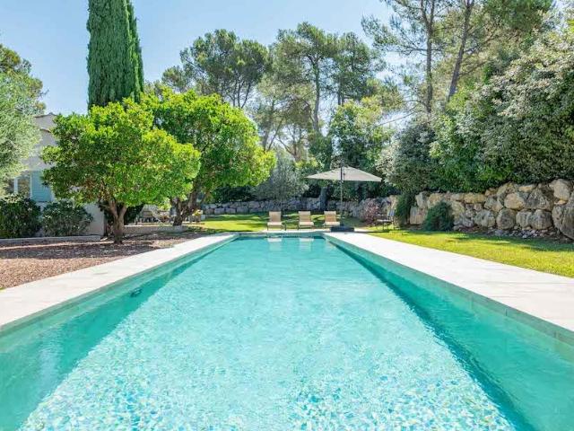 À la vente cette propriété rénovée avec soin, située au Thol. 230m² Le Tholonet