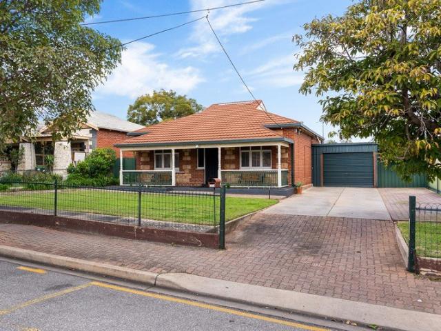 A landmark allotment of over 1100sqm with a sandstone fronted character 3 Bedrooms, 2 living areas