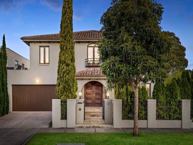 A Landmark Elsternwick Residence with 360° Rooftop Views & Rare Lifestyle Flexibility