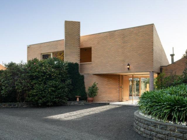 A Landmark Estate in a Peerless Lifestyle Position
