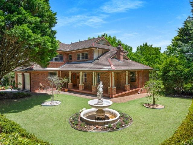 A Landmark Garden Estate in the Heart of Berry Space, Scale And Berry Village Charm