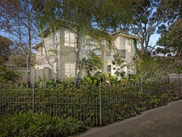 A Landmark Hampton Residence with Space for Everyone