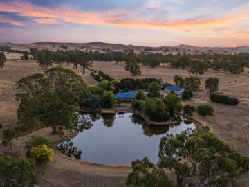A Landmark Lifestyle Farm in Mansfield