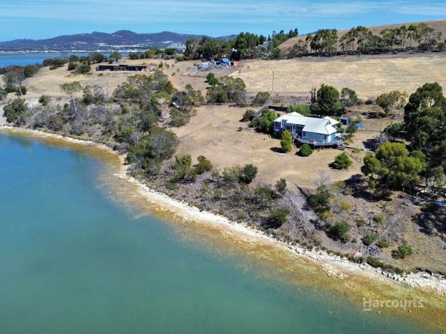 A Landmark Waterfront Estate of Scale, Privacy and Architectural Distinction