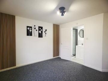 A large nice 2 beds 2 baths flat in great location