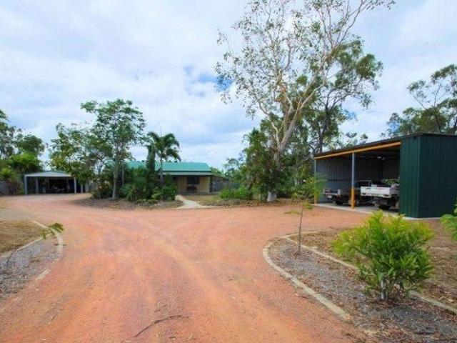 A LARGE ACREAGE BLOCK IN MOUNT LOW WITH AN ABUNDANCE OF SPACE & STORAGE