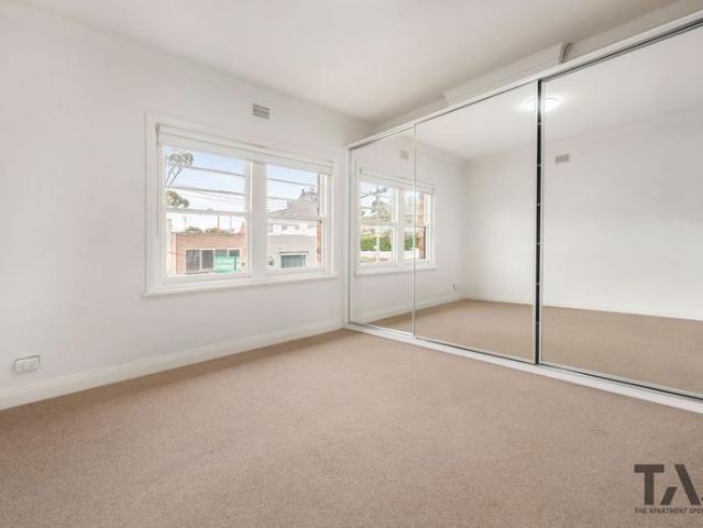 A LARGE THREE BEDROOM APARTMENT IN IVANHOE EAST!