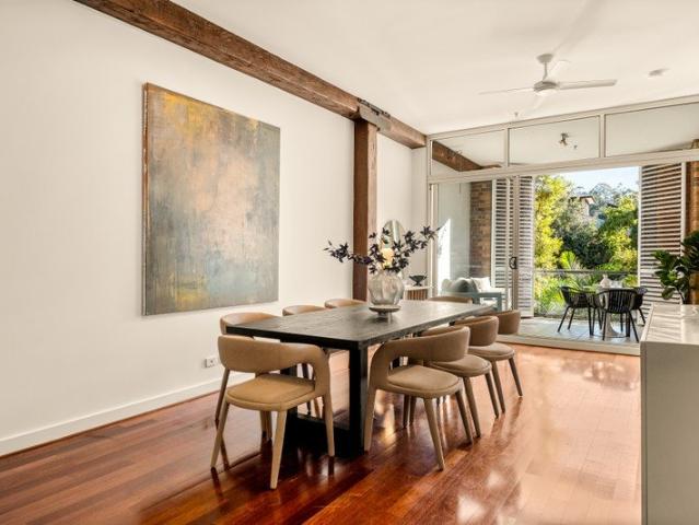 A LARGE WOOLSTORE UNIT WITH AN EXTERNAL BALCONY