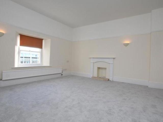 A large 2 double bedroom, unfurnished apartment with amazing access to Clifton and the Triangle. The property offers a separate kitchen and large living area with lots of storage in an impressive building