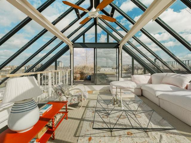 A Lateral Penthouse with Panoramic Thames Views and Exceptional Amenities