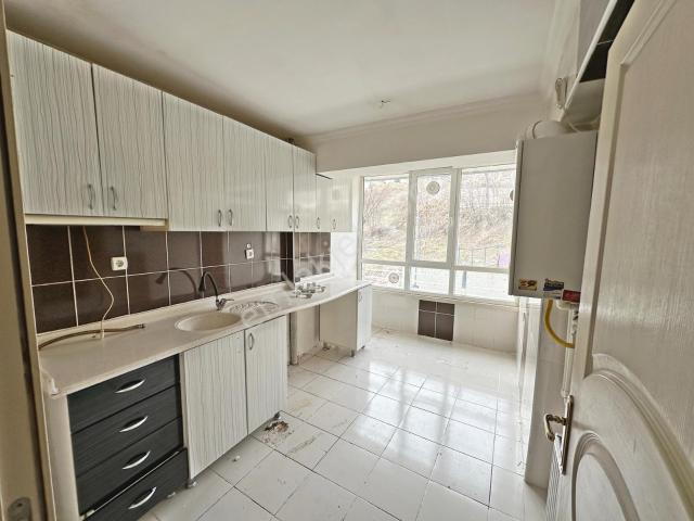 Çağlayan Mahallesinde Ön Cephede Ara Katta Asansörlü 3+1 Kiralık