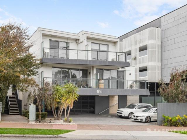 A Leafy Top Floor Retreat with Stunning Golf Course Views