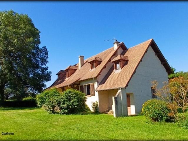 A Lembeye, sur un terrain de plus de 3000m² Maison de 185 m² 5 chambres et une belle dépendance
