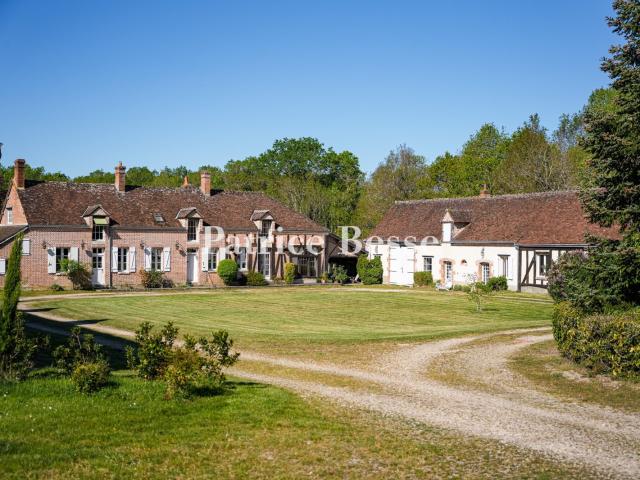 À l'est de la Sologne, une longère sur 4 ha, avec habitation. 270m² Sully sur Loire
