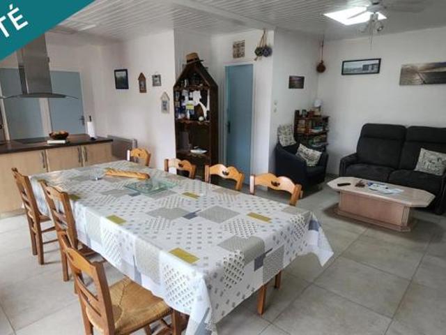 A l'Epine, je vous invite à visiter cette maison de 85 m2 environ, dans une propriété de 551m2 à deux cents mètres de la plage