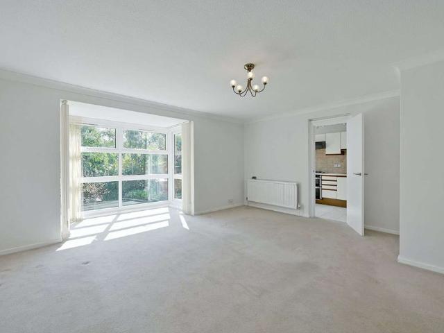 A light and well positioned apartment in a much sought after private road in Windsor