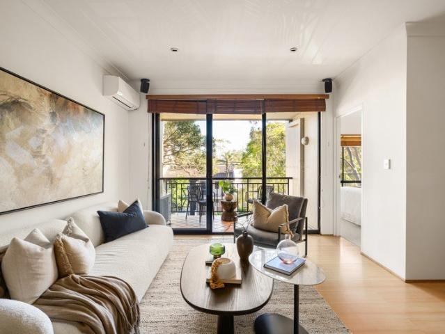 A light and airy top floor retreat with leafy aspects