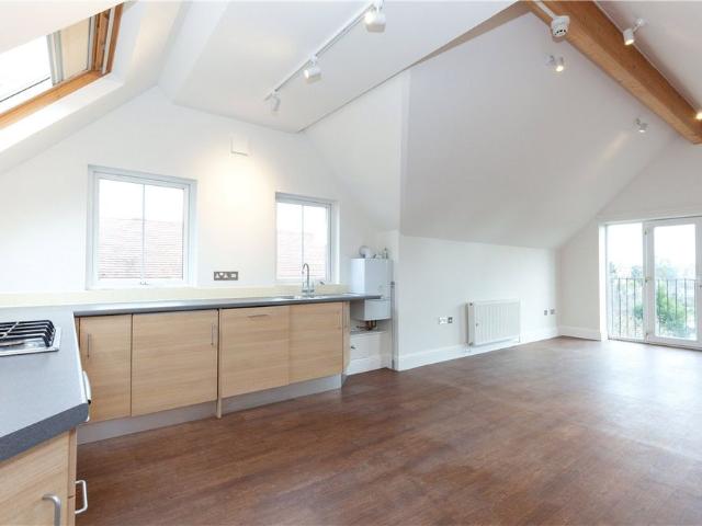 A light and spacious top floor apartment in Central North Oxford