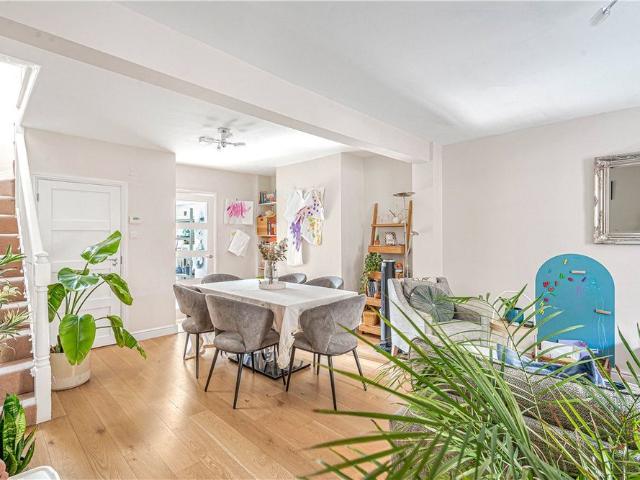 A light and spacious Victorian mid terrace house located on a sought after road in desirable Jericho