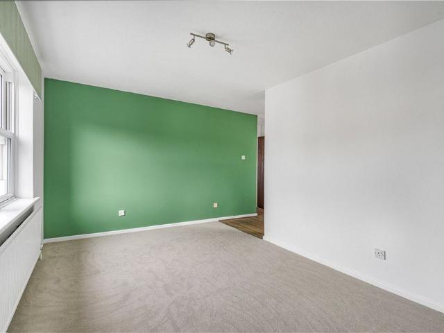 A light and spacious newly refurbished top floor apartment in this extremely convenient St Clements location