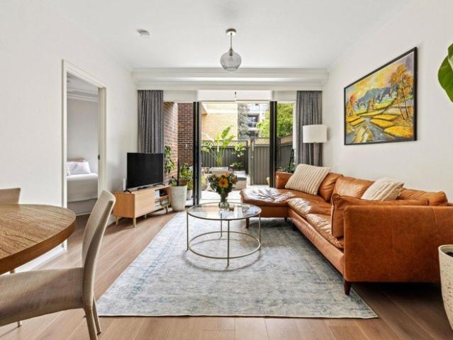 A Light and Spacious Retreat in a Courtyard Apartment