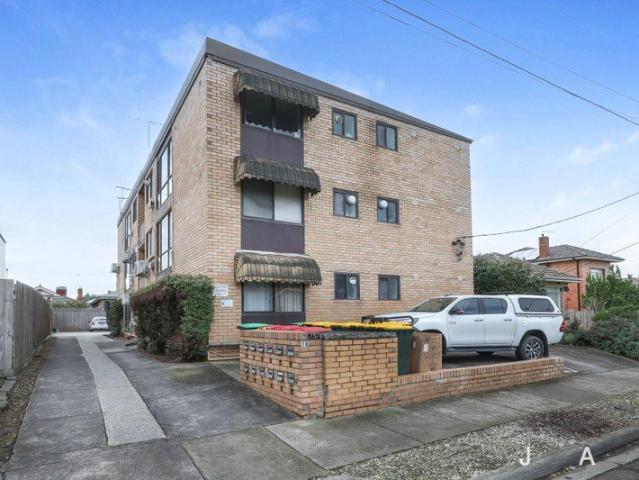 A Light, bright and fully renovated One Bedroom Delight