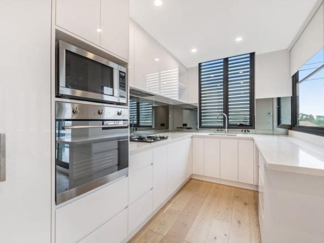 A LIGHT FILLED 2 BEDROOM APARTMENT IN ST KILDA EAST!