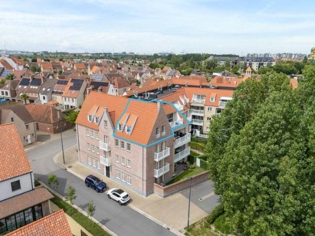A light filled penthouse with unobstructed views, high qual…
