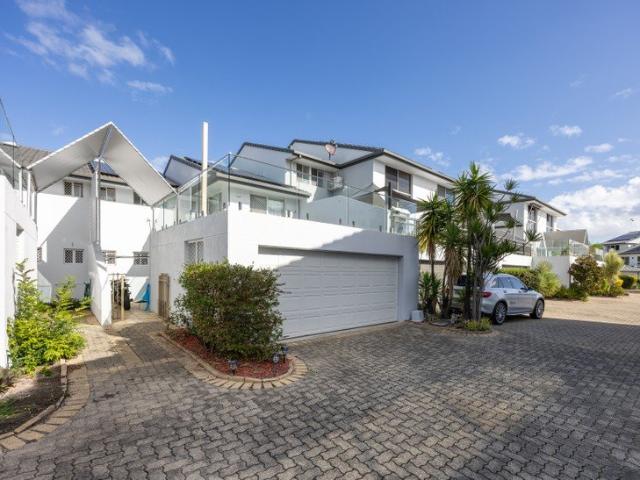 A GOLDEN OPPORTUNITY IN THE HEART OF RUNAWAY BAY!