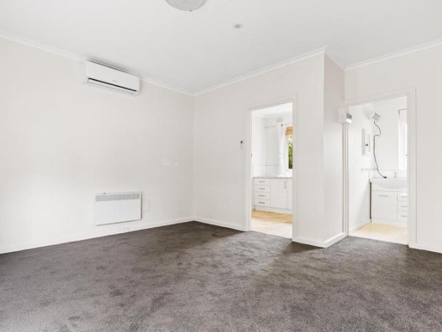 A little Northcote base with a lot close by