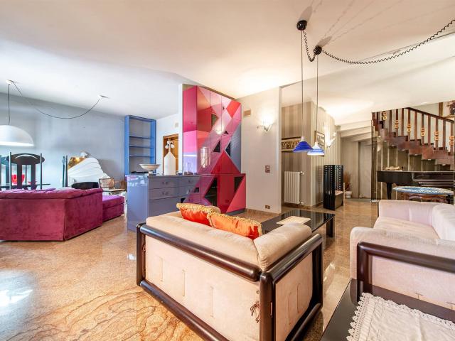 A Locorotondo, precisamente in via Manzoni, proponiamo in ve. 300m² Locorotondo