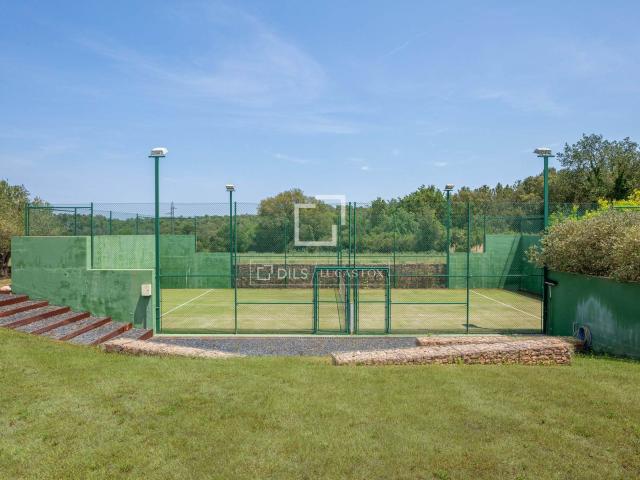 A los pies del parque natural de les Gavarres, en un paraje. 595m² Forallac