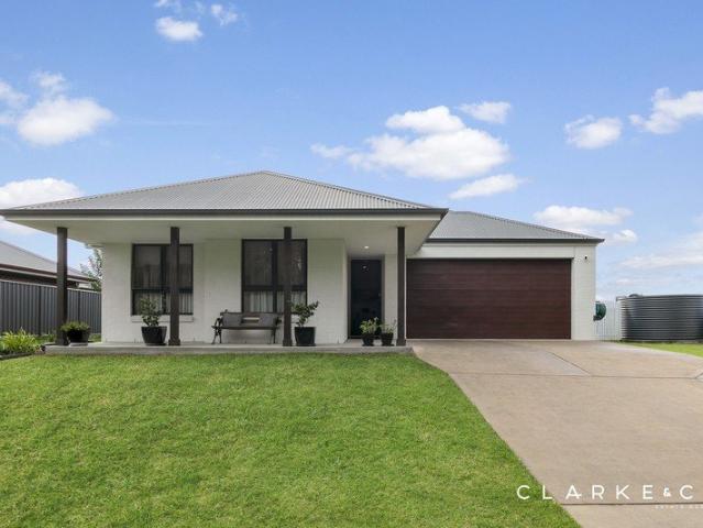 A LORN LIFESTYLE WITH SPACE, STYLE AND VIEWS!