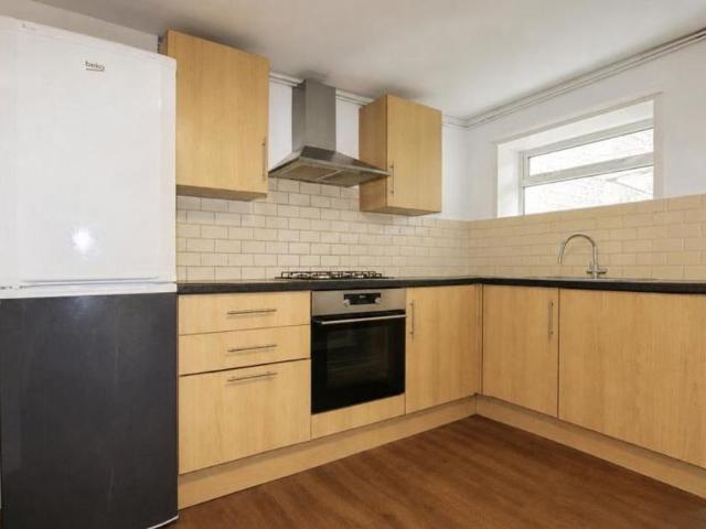 A lower ground one bedroom garden flat on Albert Park