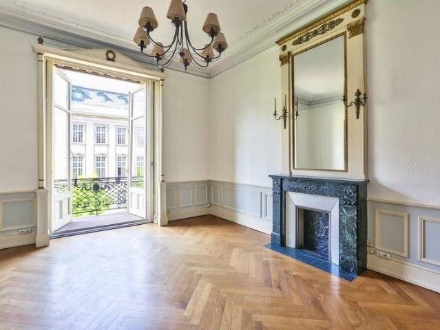 À LOUER ! Magnifique 7 pièces de 210 m2 avec ascenseur situé à proximité de la place de la République et le parc du Contades à Strasbourg