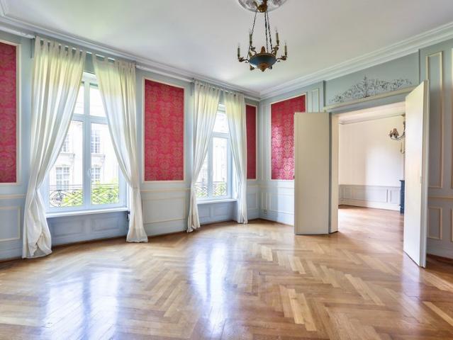 À LOUER ! Magnifique 7P haussmannien d'environ 210 m2 avec balcons à proximité de la place de la république