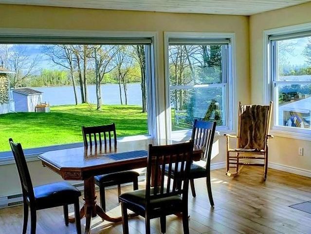 À LOUER — MAGNIFIQUE MAISON DE 3 CHAMBRES AU BORD DE L’EAU   Papineauville, Québec