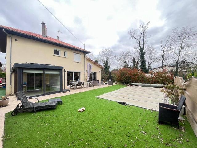 A LOUER MAISON 5 PIECES AVEC PISCINE 01800 VILLIEU