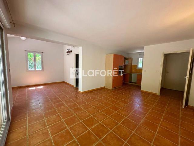 À louer ? Maison 3 pièces de 73 m² Arles