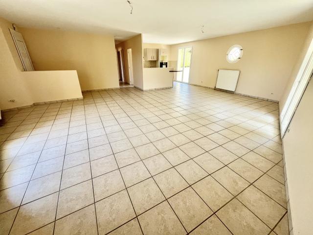 A louer maison à COUZEIX Plain pied de 99 m2 3 Chambres Cuisine équipée Garage Clôturé