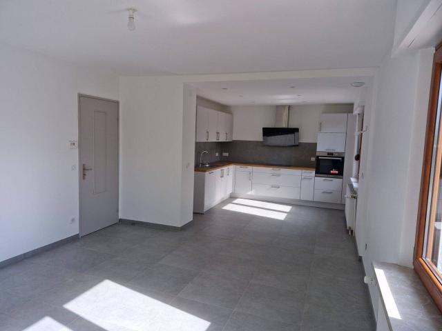 A LOUER Maison de 6 pièces 128 m2 au calme