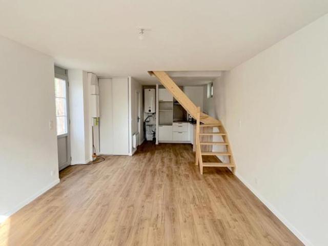 A LOUER MAISON DE VILLE 4 PIECES AVEC EXTERIEUR SECTEUR BLAYE