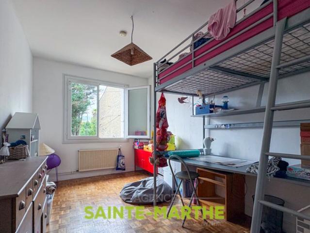 A LOUER MAISON DE VILLE AVEC GARAGE