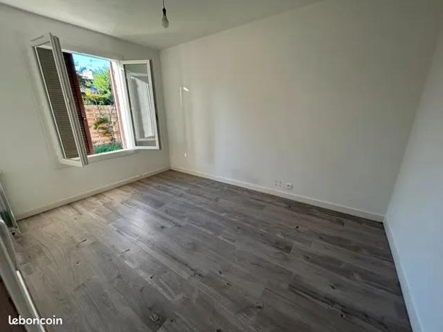 À louer Maison de plain pied rénovée avec jardin arboré et garage à Villeneuve sur Lot